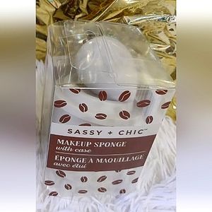 Sassy+Chic Makeup sponge with case